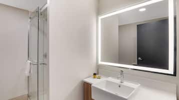 Articles de toilette gratuits, sĂšche-cheveux, serviettes fournies, savon