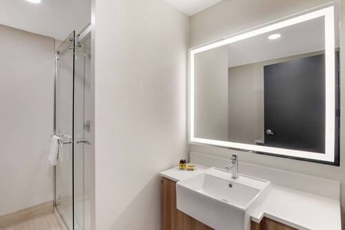 Amenidades de baño gratuitas, secadora de cabello, toallas, jabón