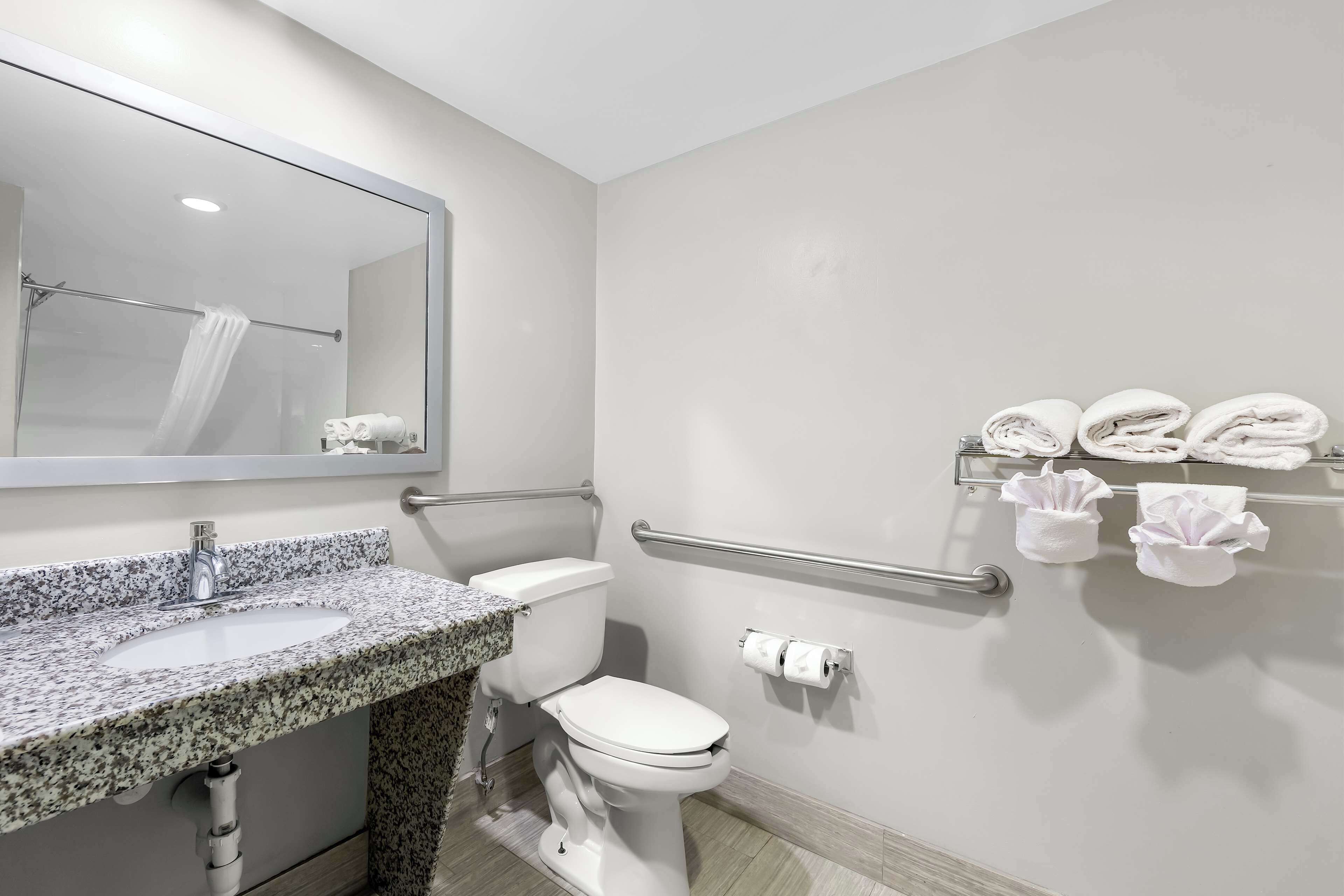 combined shower/bathtub, eco-friendly toiletries, hair dryer, towels