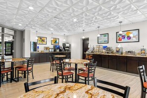 Petit déjeuner complet compris tous les jours