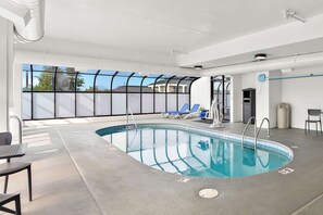 Una piscina cubierta
