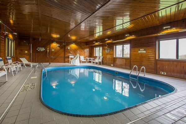 Indoor pool, sun loungers