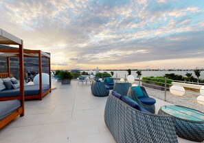 4 bars/lounges, swim-up bar, poolside bar