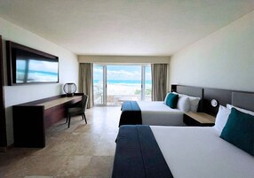 Villa Premier Plunge Pool Ocean Front | Minibar con artículos gratuitos, caja fuerte, escritorio