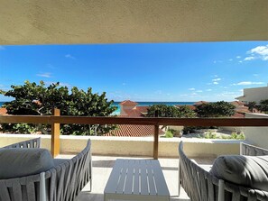 Villa Deluxe | Minibar (inkludert), safe på rommet og skrivebord