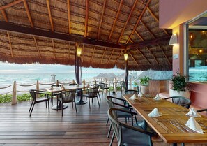 5 restaurants, breakfast, lunch, dinner served; international cuisine 