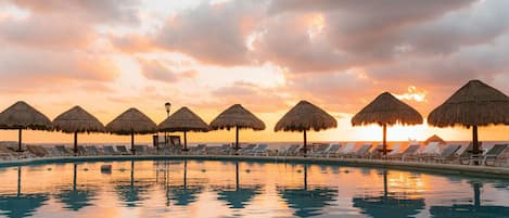 2 piscinas al aire libre, sombrillas, tumbonas