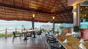 6 restaurants, breakfast, lunch, dinner served; international cuisine