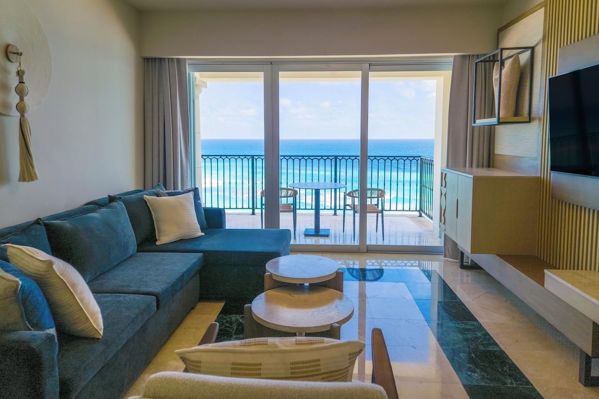Master Suite Ocean Front | 거실 공간 | 위성 채널 시청이 가능한 40인치 LED TV, TV