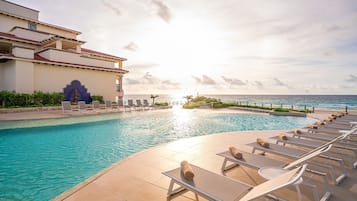 2 outdoor pools, pool umbrellas, sun loungers