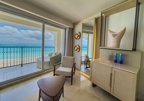 Royal Master Suite Hot Tub | Free minibar, in-room safe, desk, laptop workspace