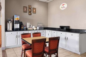 Breakfast area - Super 8 by Wyndham Longview/North (Longview)