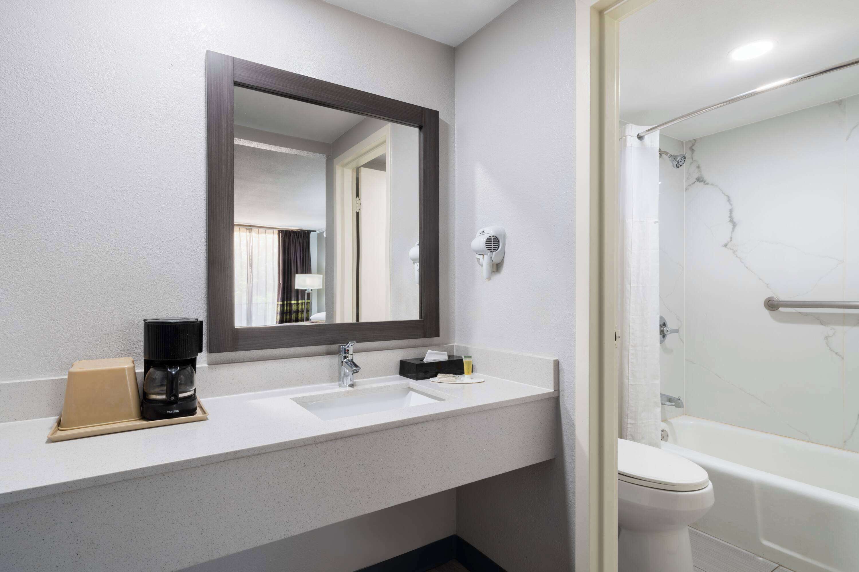 Combined shower/tub, hair dryer, towels