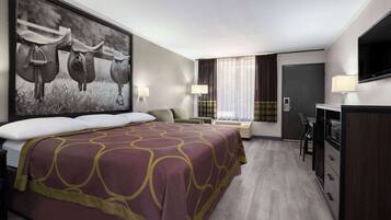 Kamer, 1 kingsize bed, roken | Een kluis op de kamer, een bureau, een strijkplank/strijkijzer