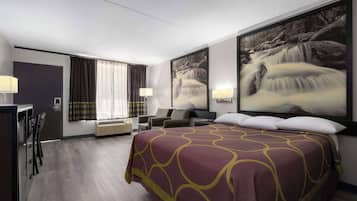 Pengeskab på værelset, skrivebord, strygejern/strygebræt, gratis Wi-Fi