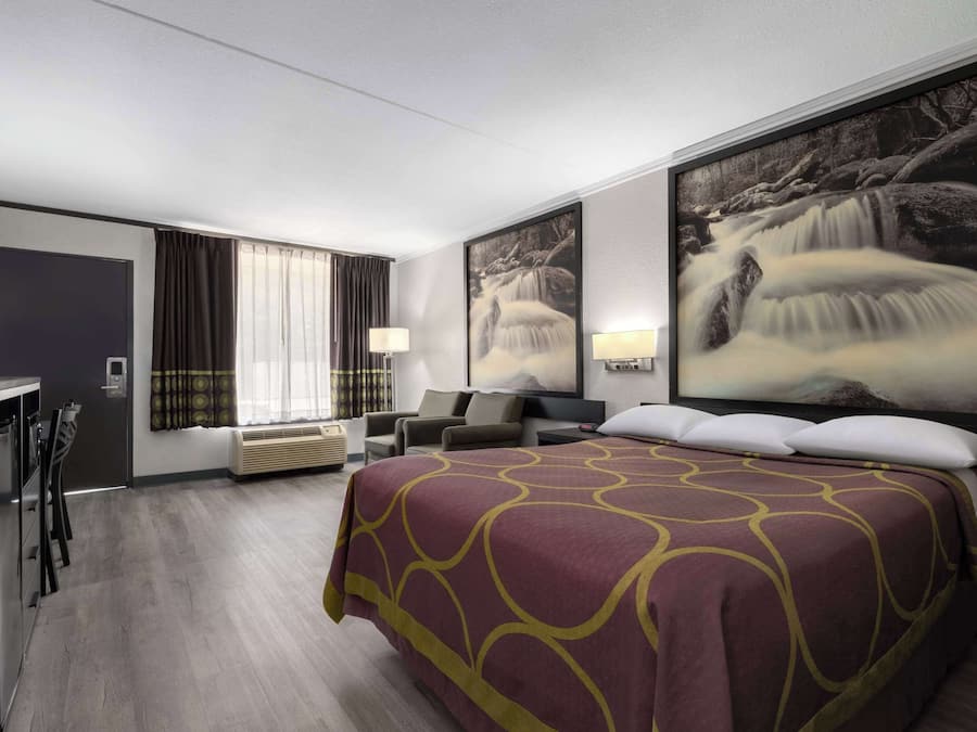 Een kluis op de kamer, een bureau, een strijkplank/strijkijzer