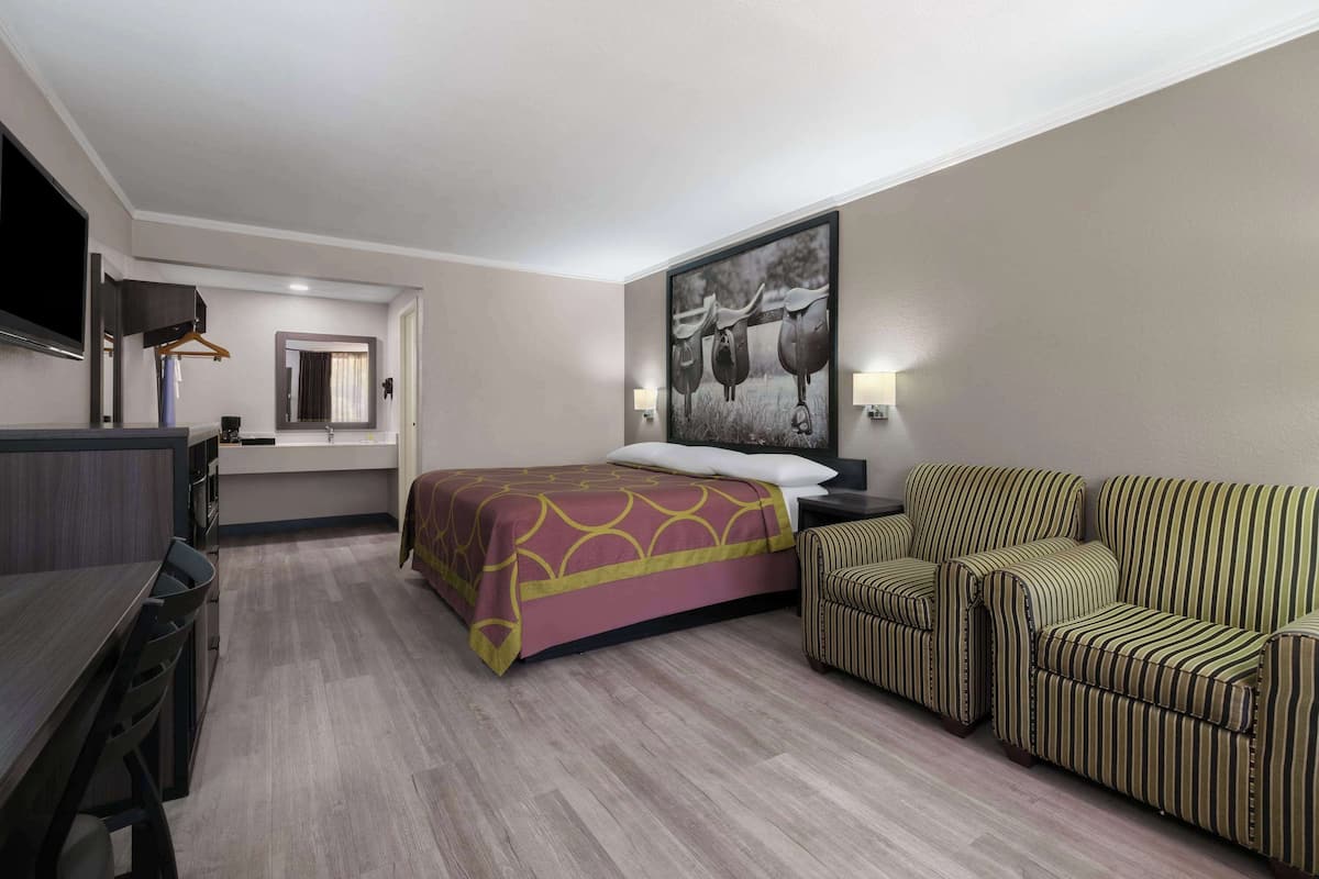 Room, 1 King Bed, Non Smoking | In-room safe, desk, iron/ironing board, free WiFi