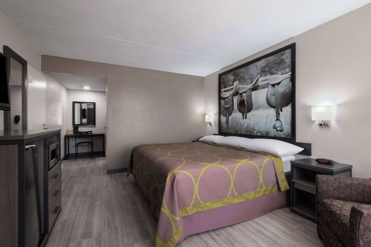 Room, 1 King Bed, Accessible, Non Smoking (Hearing, Mobility Bathtub w/Grab Bars) | In-room safe, desk, iron/ironing board, free WiFi