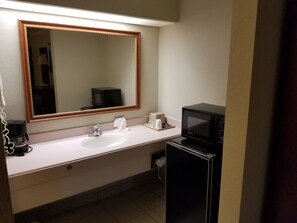 Bañera con ducha, secador de pelo, toallas