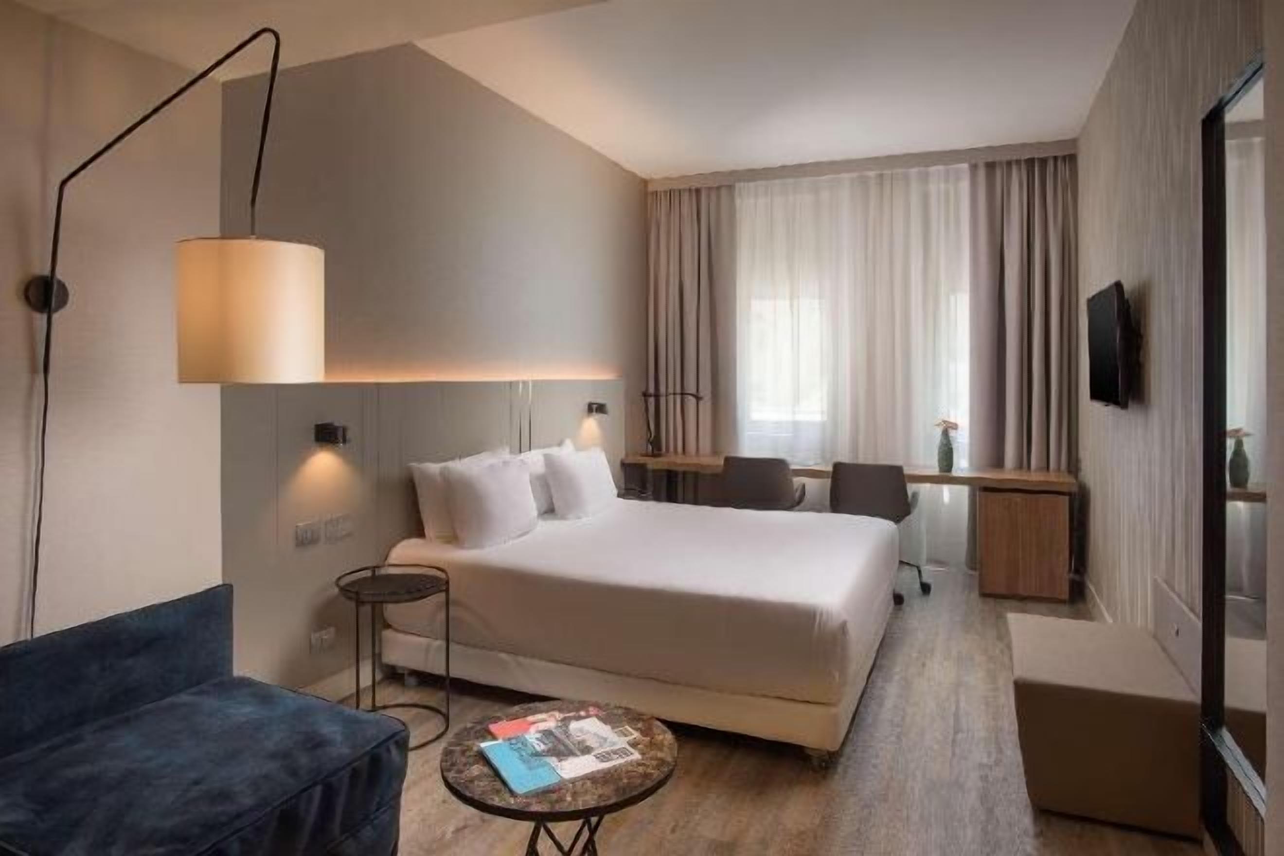 Minibar, in-room safe, desk, free WiFi