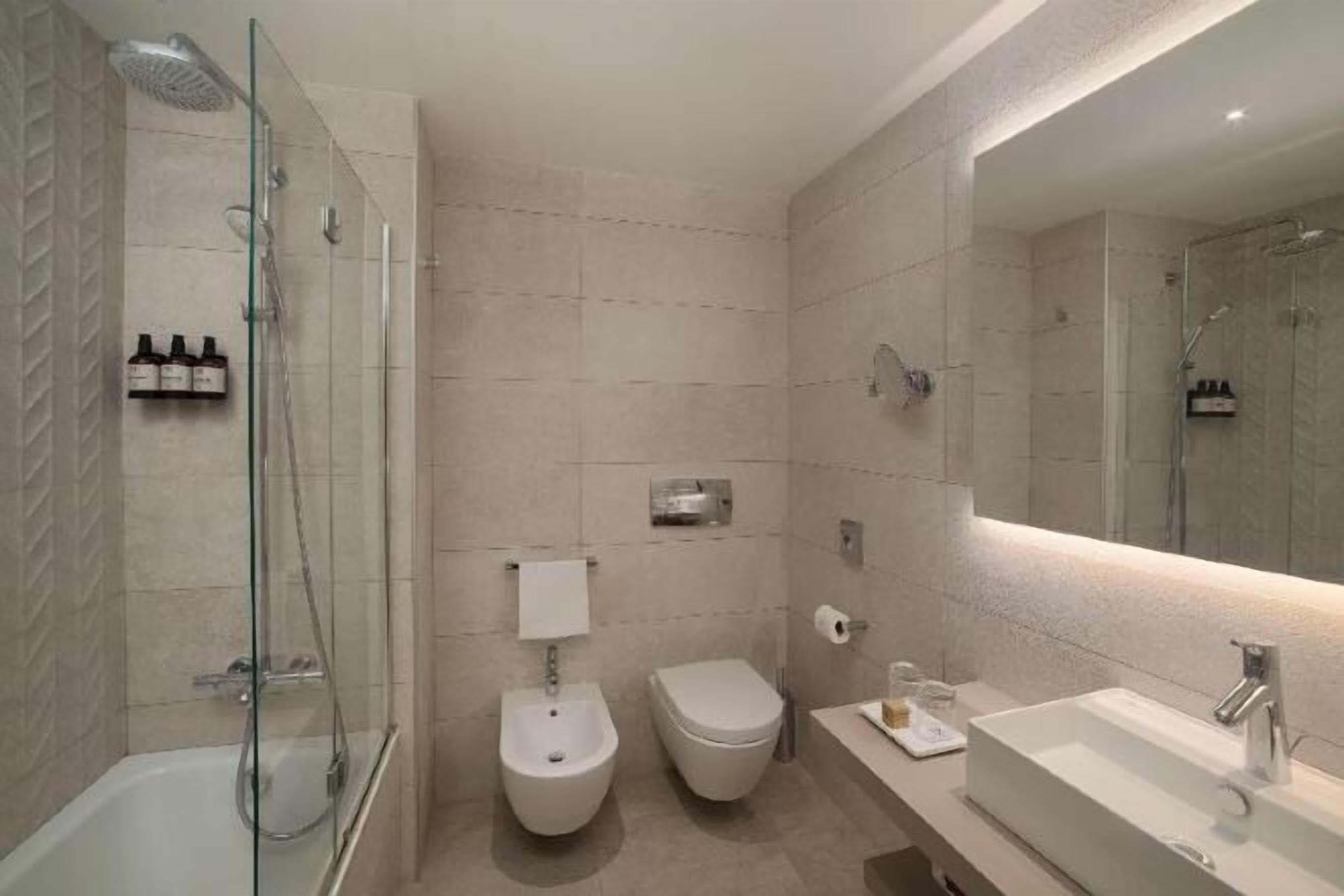 Eco-friendly toiletries, hair dryer, bidet, towels