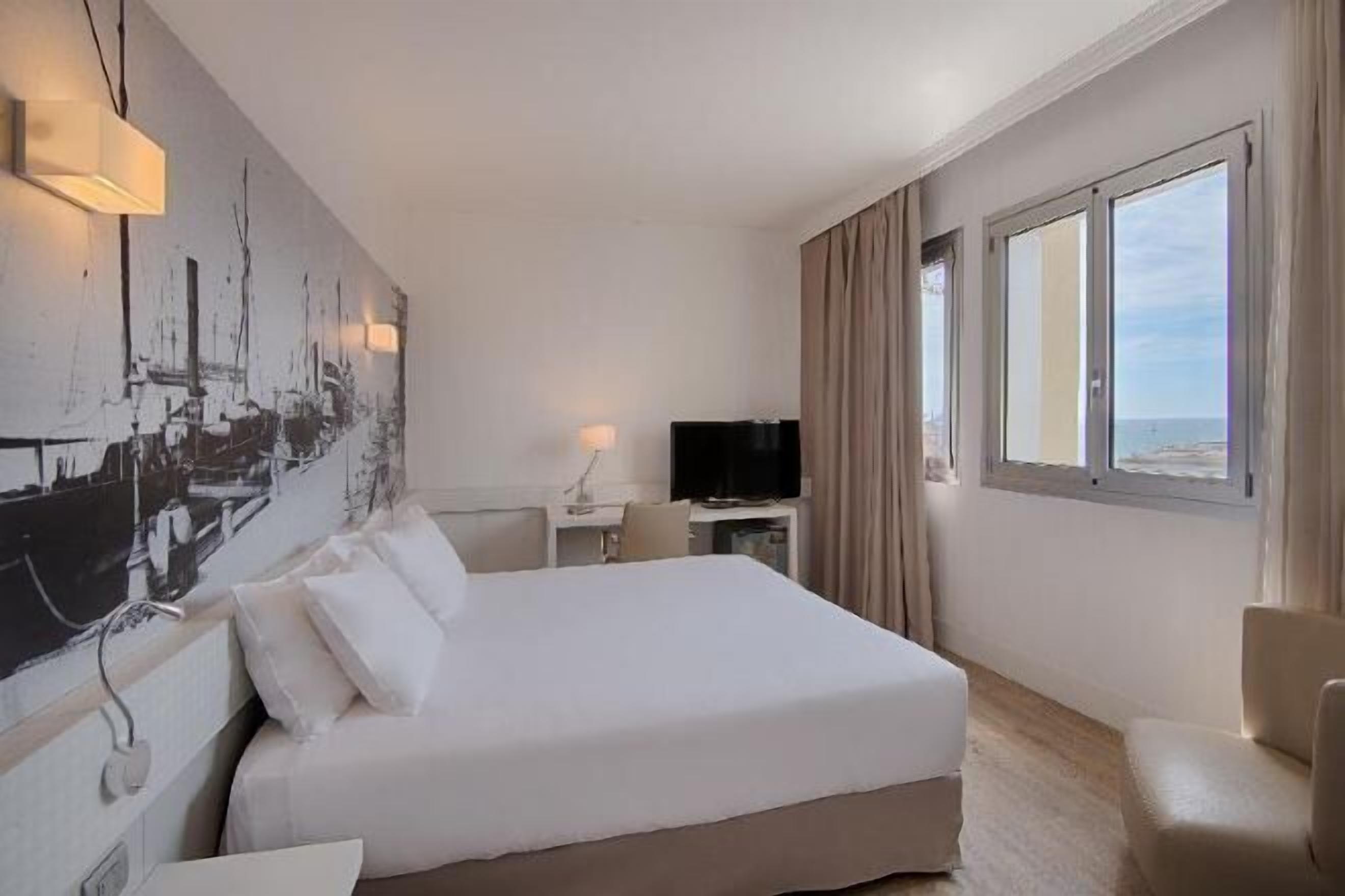 Minibar, in-room safe, desk, free WiFi