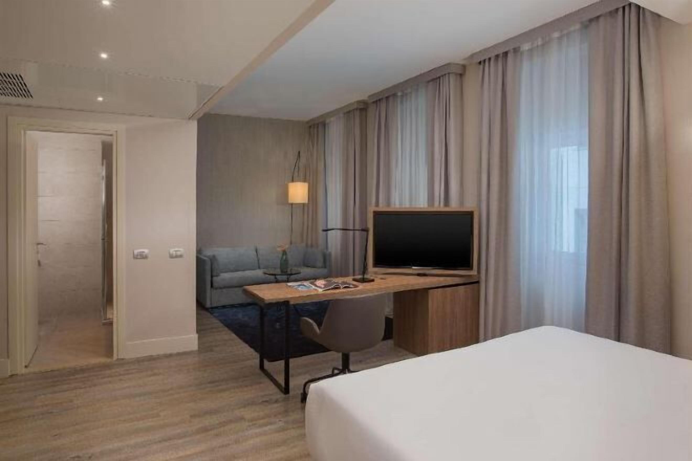 Minibar, in-room safe, desk, free WiFi