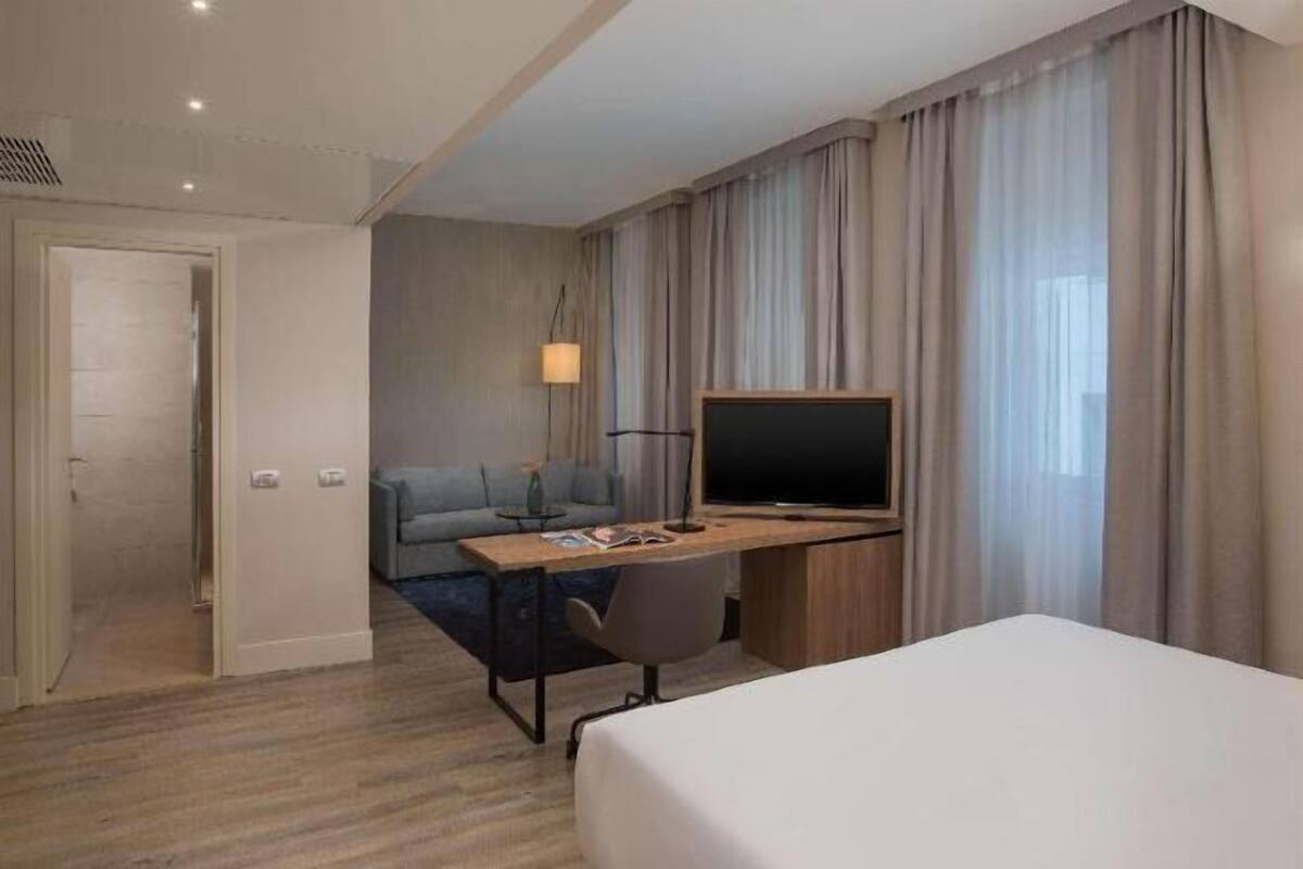 Minibar, in-room safe, desk, free WiFi