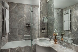 Umweltfreundliche Kosmetikartikel, Haartrockner, Bidet, Handtücher