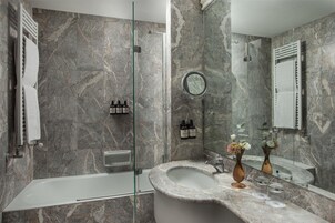 Artículos de tocador ecológicos, secador de pelo, bidet, toallas