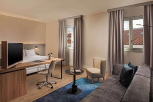 Minibar, una cassaforte in camera, una scrivania, Wi-Fi gratuito