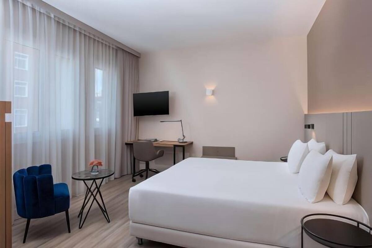 Minibar, in-room safe, desk, free WiFi