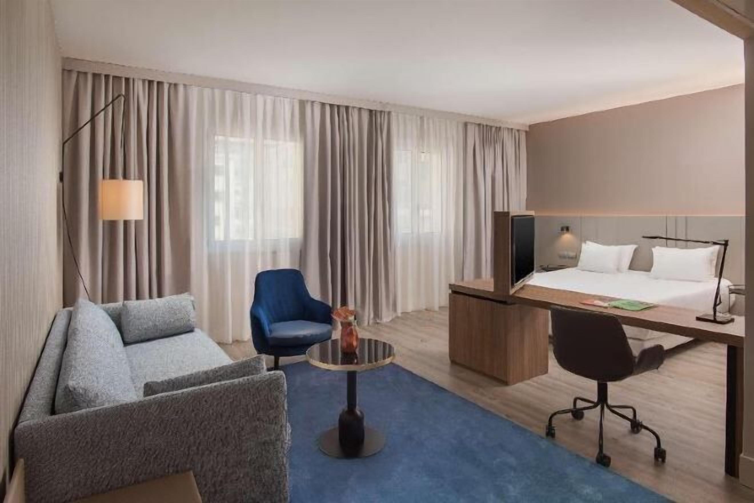 Minibar, in-room safe, desk, free WiFi