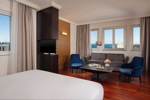 Minibar, in-room safe, desk, free WiFi