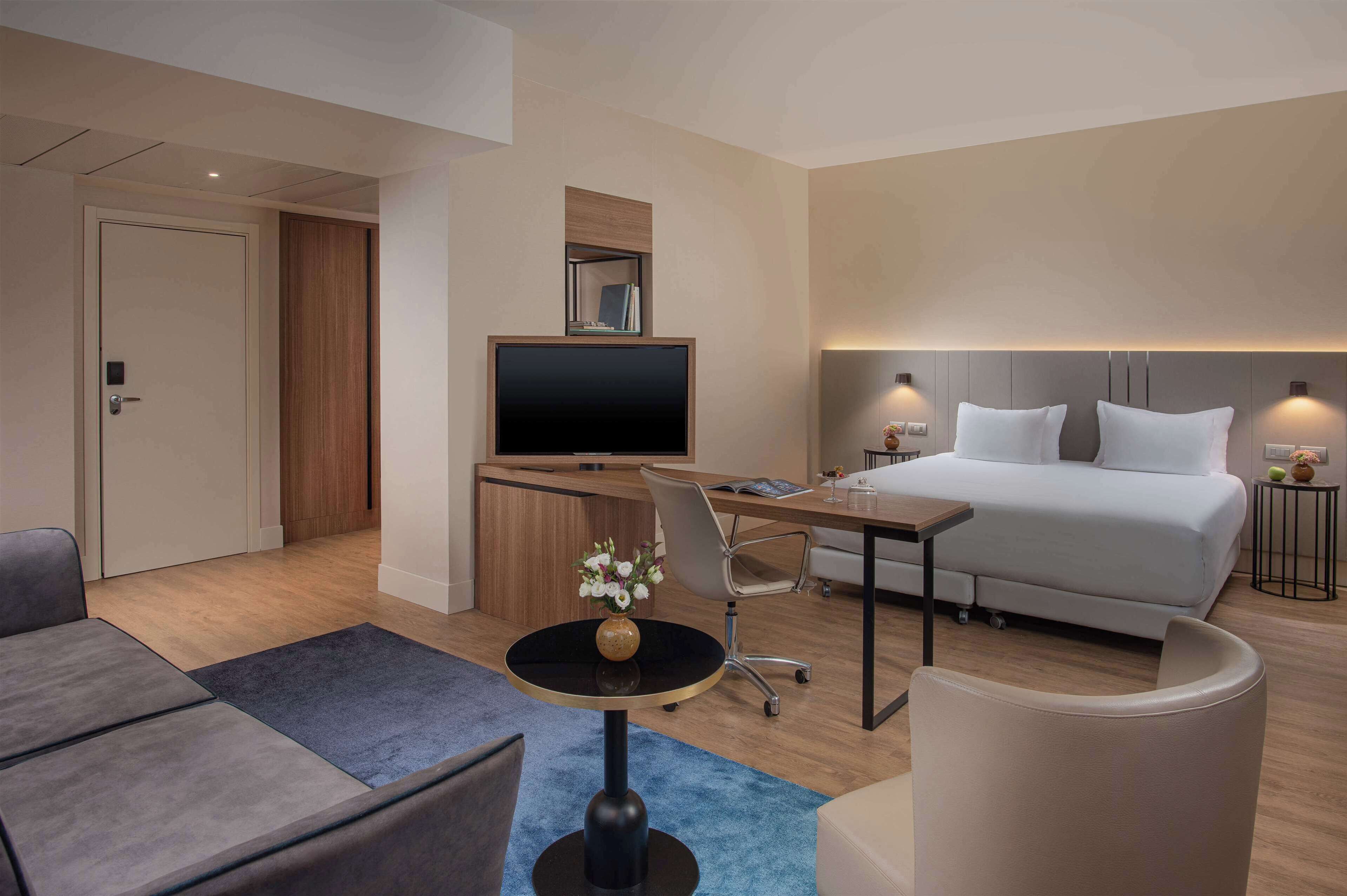 迷你吧、客房内保险箱、办公桌、免费 WiFi