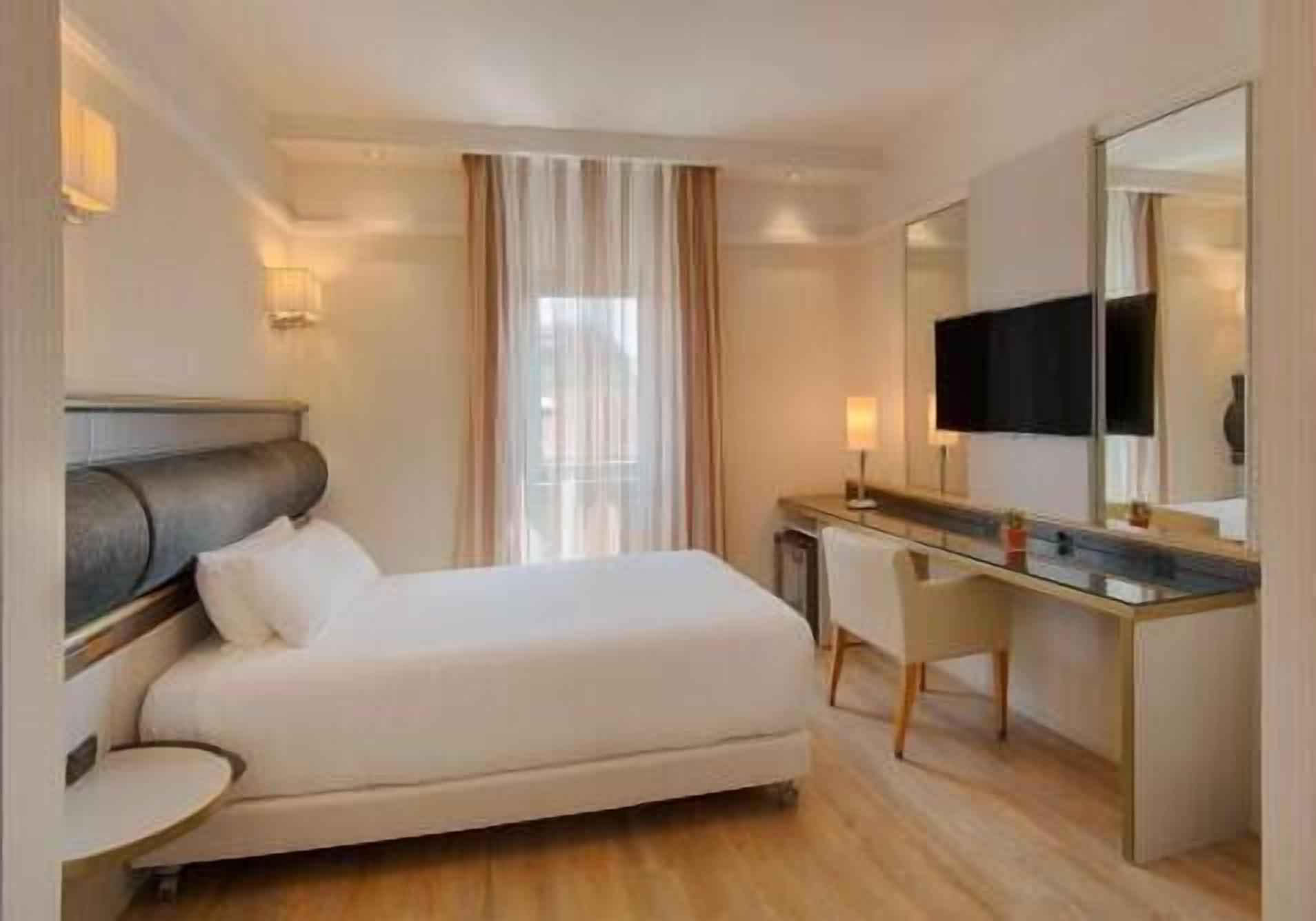 Minibar, in-room safe, desk, free WiFi