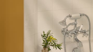 Superior-Doppelzimmer | Badezimmer | Kostenlose Toilettenartikel, Haartrockner, HandtĂŒcher, Seife