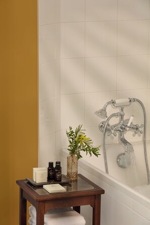 Superior tweepersoonskamer | Badkamer | Gratis toiletartikelen, een haardroger, handdoeken, zeep