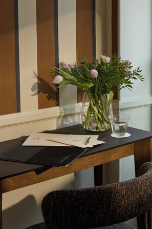 Dobbeltrom – classic | Oppholdsområde | En 80-centimeters smart-TV med kabel-kanaler samt TV