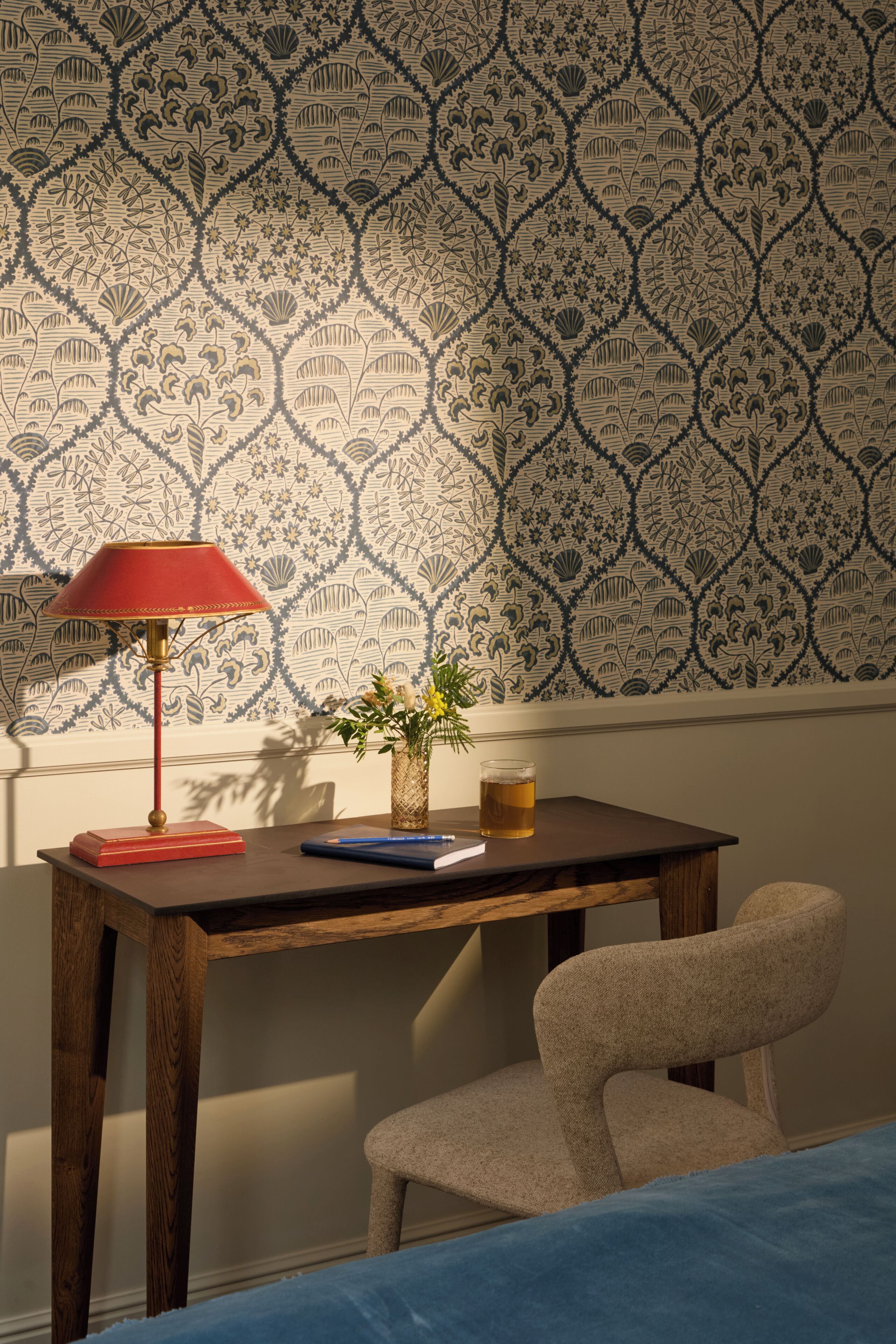 Superior tweepersoonskamer | Woonruimte | Een 80-cm smart-tv met kabelzenders en een televisie