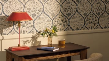 Superior tweepersoonskamer | Woonruimte | Een 80-cm smart-tv met kabelzenders en een televisie