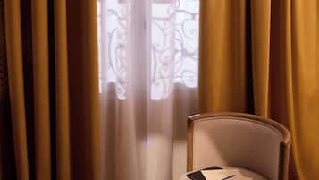 Traditionele tweepersoonskamer | Woonruimte | Een 80-cm smart-tv met kabelzenders en televisie