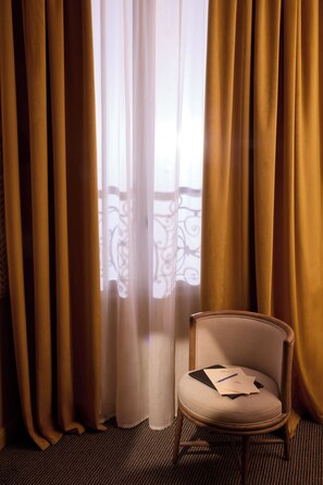 Superior Prestige Room | Living area | 80-cm Smart TV with cable channels, TV - Hôtel des Orfèvres (Paris)