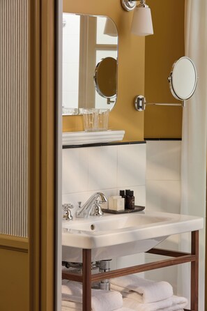 Dobbeltrom – superior | Bad | Toalettartikler (inkludert), hårføner, håndklær og såpe