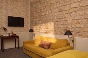 Junior Room | Living area | 80-cm Smart TV with cable channels, TV