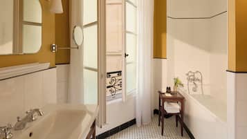 Superior Double Room | Bathroom | Free toiletries, hair dryer, towels, soap