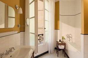 Superior Double Room | Bathroom | Free toiletries, hair dryer, towels, soap