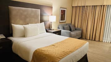 Zimmersafe, Schreibtisch, schallisolierte Zimmer, BĂŒgeleisen/BĂŒgelbrett