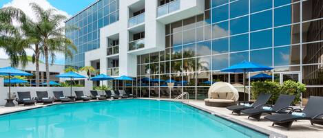 Caixa forta a l'habitació, escriptori i cortines opaques