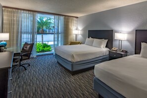 Brankas, meja kerja, tirai kedap cahaya, dan setrika/meja setrika